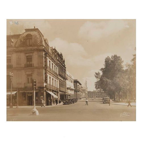 Abitia (Jesús H. Abitia). Foto Regis, Avenida Juárez y Dr. Mora / Calle de Donato Guerra. México, ca. 1940.  Fotografías. Piezas: 2.