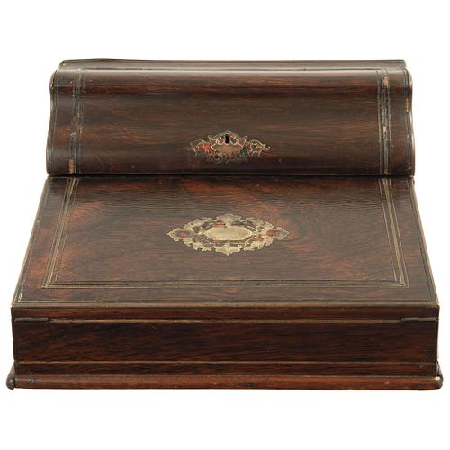 TRAVELING DESK, FRANCE, LATE 19TH CENTURY Made of wood with a central medallion. Folding cover with compartment ... | ESCRIBANÍA DE VIAJE FRANCIA, FIN