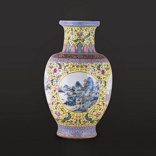 A LARGE CHINESE FAMILLE ROSE VASE, EARLY 20TH CENTURY