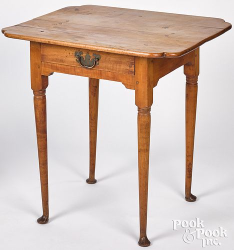 New England Queen Anne maple tavern table, 18th c.