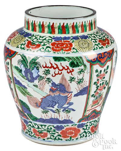 Chinese Wucai porcelain jar