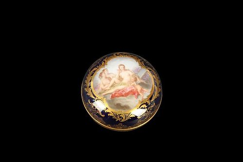 A 19TH CENTURY MEISSEN PORCELAIN PILL BOX DECORATED