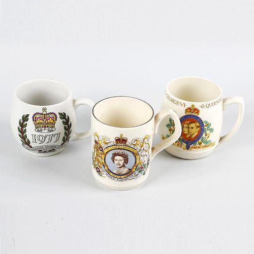 A box containing a mixed selection of commemorative pottery mugs, predominantly Queen Elizabeth II,