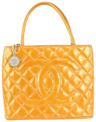 CHANEL ORANGE-SALMON QUILTED PATENT CC LOGO SILVER MEDALLION ZIP TOTE