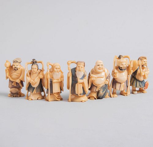 Lote de netsukes de los siete dioses de la fortuna. Origen oriental, SXX. Tallas en marfil con detalles entintados y policromados.