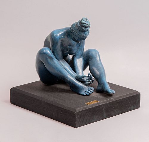 VIRGINIA APARICIO. Sin título. Escultura en bronce con pátina color azul. Con placa referida y base de madera.