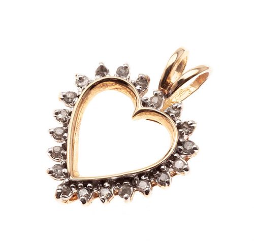 Pendiente con diamantes en oro amarillo de 10k. Diseño de corazón. 20 diamantes corte 8 x 8. Peso: 1.7 g.