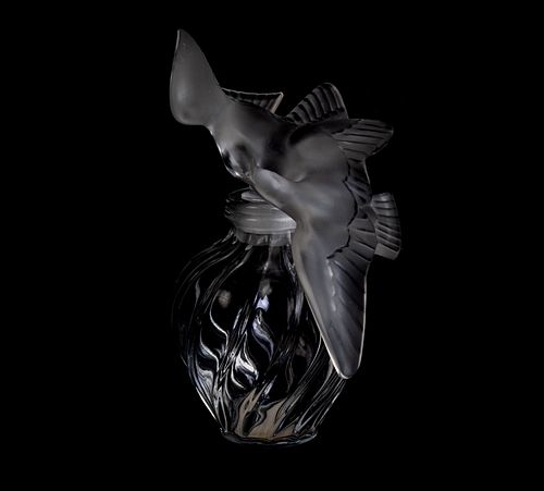 MARC LALIQUE. Perfumero L'Air du Temps, 1948. Firmado. Elaborado en cristal. Para la firma Nina Ricci. 31 cm de altura.
