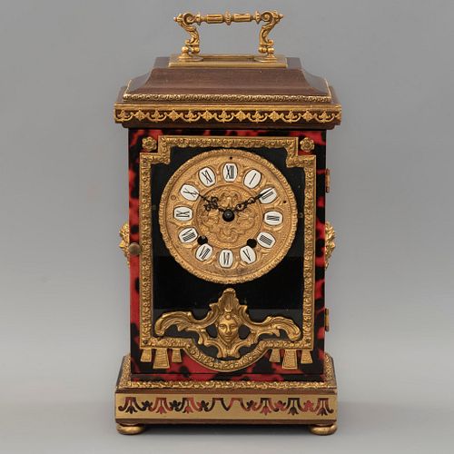 Reloj de chimenea. SXX. Estilo Luis XIV. Elaborado en madera y aplicaciones de metal dorado, con decoración tipo Boulle.