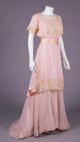 LABELED CHINA SILK EVENING GOWN, NEW YORK, c. 1912