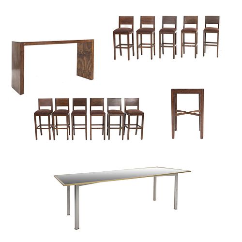 Set de muebles para bar. SXXI. Elaborado en madera y aluminio Consta de: 11 Sillas altas con respaldos semiabiertos y 3 mesas. Pzs: 14