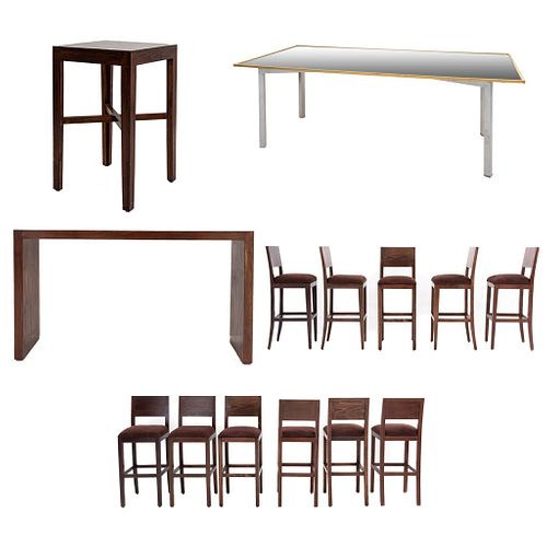 Set de muebles para bar. SXXI. Elaborado en madera y aluminio Consta de 11 Sillas altas. Con respaldos semiabiertos. 3 mesas. Piezas:14