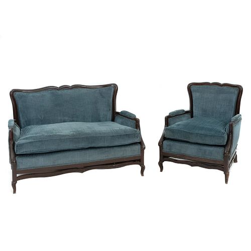 Sala. SXX. Estructura de madera con tapicería textil en color azul. Consta de: love seat y sillón.