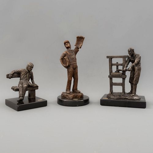 JORGE COSTE. Trabajadores de la prensa. Esculturas en bronce con bases de mármol negro. Firmadas. Piezas: 3