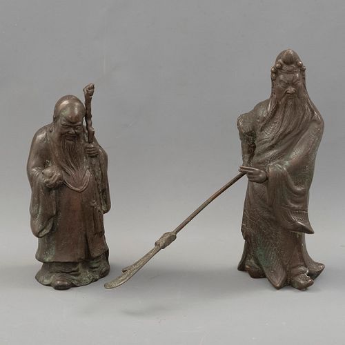 Kuan Kung y Shou Xing. SXX. Esculturas en bronce patinado. 33 cm de altura (mayor). Piezas: 2