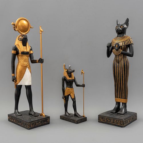 Lote de deidades egipcias. SXX. Elaboradas en resina moldeada y policromada. Consta de: Ra, Anubis y Bastet. Piezas: 3