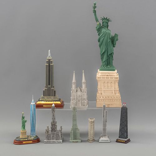 Lote de monumentos de EE.UU. a escala. SXX. Elaborados en resina. Consta de: Empire State, Estatua de la Libertad, entre otros. Pzs: 9