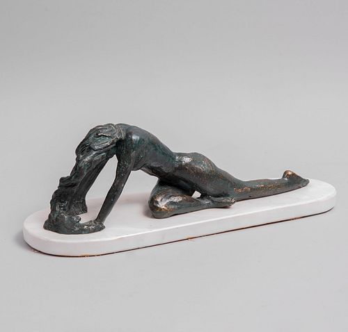 FIRMA ILEGIBLE. Sin título. Escultura en bronce con base de mármol blanco.
