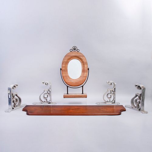 Lote de repisa y espejo de mesa. SXX. Elaborados en madera, hierro y pewter. Espejo con luna oval. Repisa con 4 ménsulas de soporte.