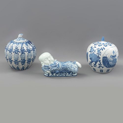 Lote de artículos decorativos. China, SXX. Elaborados en porcelana tipo pinyin. Consta de: 2 jarrones abombados y almohadilla. Pzs: 3