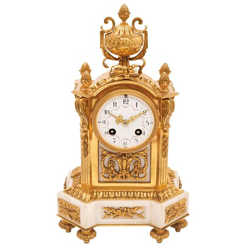 Reloj de chimenea Estilo Luis XVI SXX Elaborado en bronce dorado. Decorado con elementos vegetales, florales, orgánicos