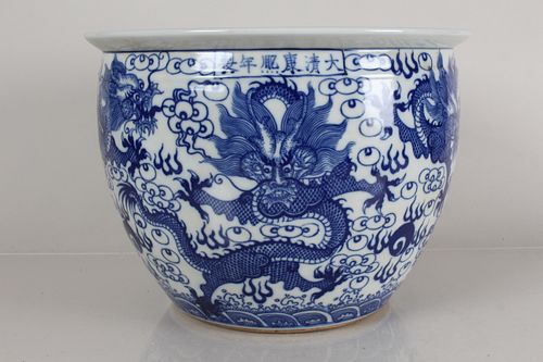 A Chinese Massive Ancient-framing Detailed Dragon-decorating Blue and White Porcelain Fortune Vase