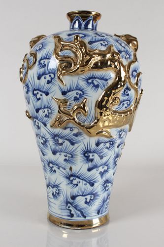 A Chinese Blue and White Dragon-decorating Plated Porcelain Fortune Vase 