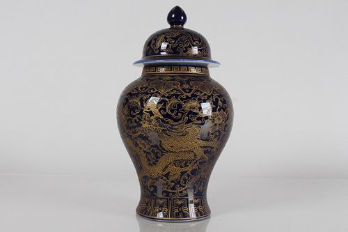A Chinese Lidded Detailed Dragon-decorating Porcelain Fortune Vase 