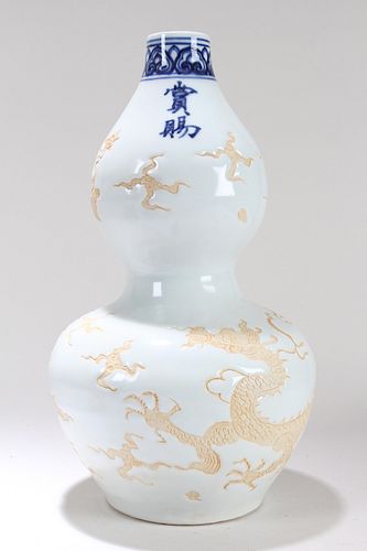 A Chinese Calabash-fortune Dragon-decorating Porcelain Vase 