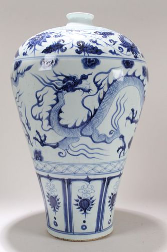 A Chinese Dragon-decorating Blue and White Fortune Porcelain Vase 