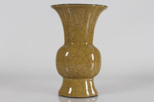 A Chinese Crack-glaze Porcelain Vase 