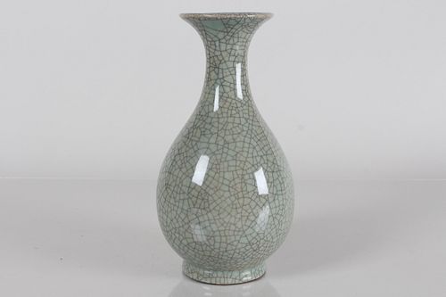 A Chinese Crack-glaze Porcelain Fortune Vase 