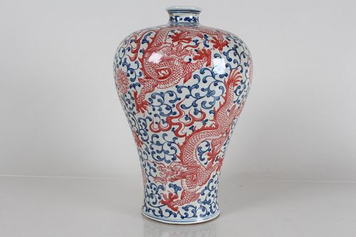 A Chinese Detailed Dragon-decorating Porcelain Fortune Vase 
