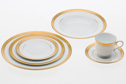 4542912: Large Group of Noritake Gold-Rimmed Porcelain Dinnerware, 214 pieces KL5CF
