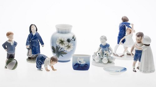 4542965: 9 Danish and German Blue and White Porcelain Articles,
 Including 6 Figurines KL5CF