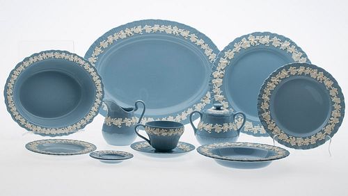 4542973: Large Wedgwood Queensware White on Blue Porcelain Service, 108 pieces KL5CF