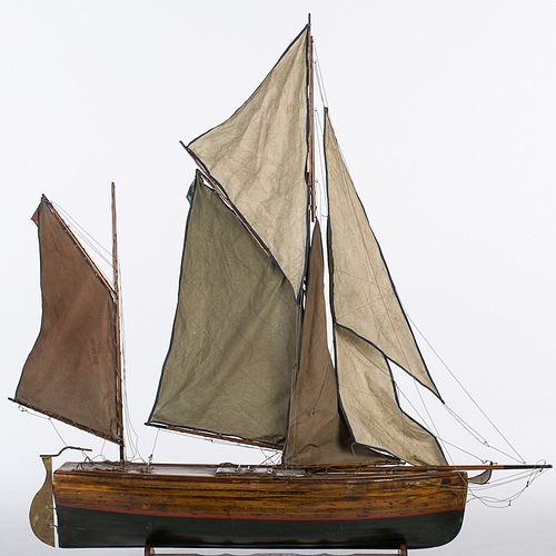 4556214: Vintage Pond Yacht with Painted Green, Red and Stained Hull KL5CJ