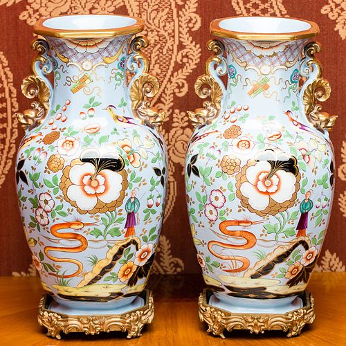 4368556: Pair of English Porcelain Chinoiserie-Decorated Urns, 19th Century C8GAF