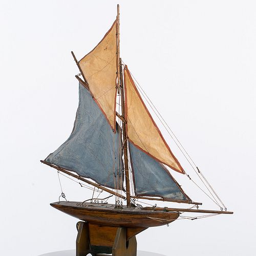 4285978: Vintage Pond Yacht with Varnished Hull and Green Painted Keel E1REJ