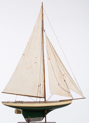 4285981: Vintage Pond Yacht with White and Green Painted
 Hull and Grey Tipped Keel E1REJ