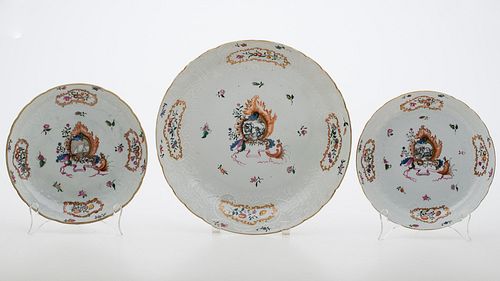 4058274: Chinese Export Charger and Pair of Plates, 18th Century E7RDC
