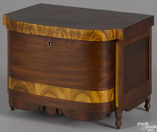 Sheraton mahogany bowfront dresser box, ca. 1825, with contrasting banded inlays, 9 1/4'' h.