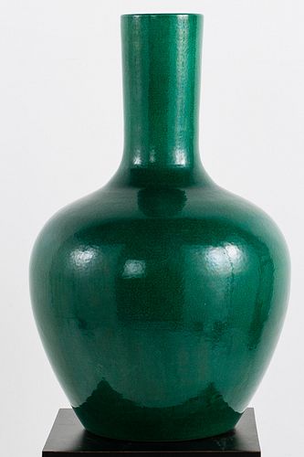 4002148: Large Chinese Green Glazed Vase, Modern E6RDC