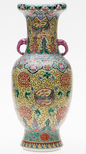 3863392: Chinese Enamel Decorated Porcelain Vase, Modern E4RDC