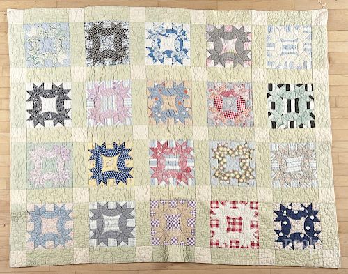 Wreath variant patchwork quilt, mid 20th c., 76'' x 60''.