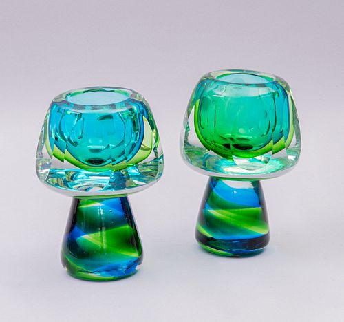 Par de candeleros. Italia, SXX. Elaborados en cristal de Murano. Acabado sommerso en colores verde y azul. Diseño a manera de hongo.