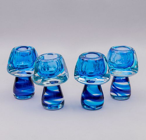 Lote 4 de candeleros. Italia, Siglo XX. Elaborados en cristal de Murano. Acabado sommerso en color azul. Diseño a manera de hongos.