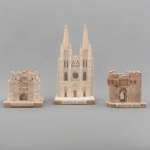 Lote de monumentos de España a escala. SXX. Elaborados en resina moldeada. Consta de: arco de Santa María de Burgos, otros. Pz: 3