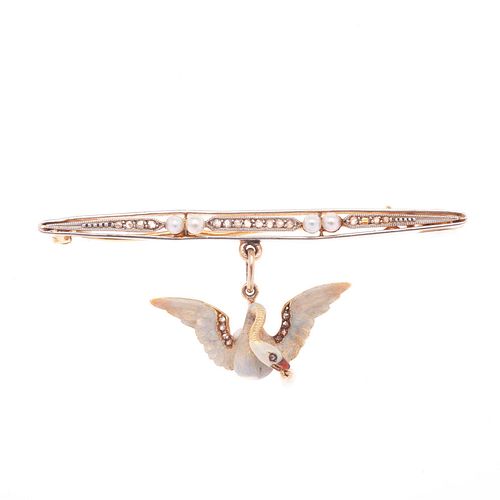 Prendedor y pendiente diseñado con un ganso con las alas abiertas, perlas y diamantes en oro amarillo de 18k. 5 perlas cultivadas