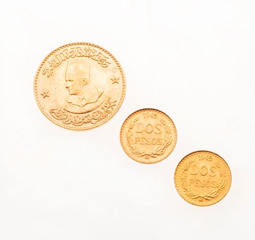 Tres monedas en oro amarillo de 21k. Peso: 8.3 g.